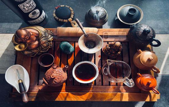 Чайная церемония: чайная доска с чайниками, гайвань и фигурки